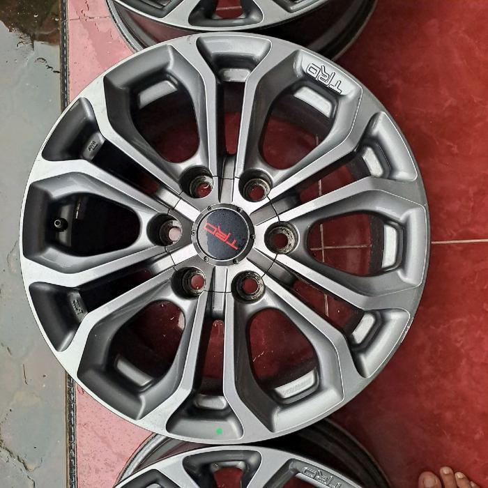 velg bekas oem Toyota fortuner trd r17