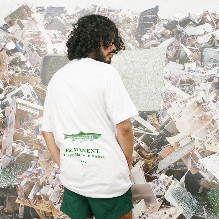 UNKL347 T-Shirt White Bahan Combed Motif Simpel GRAM