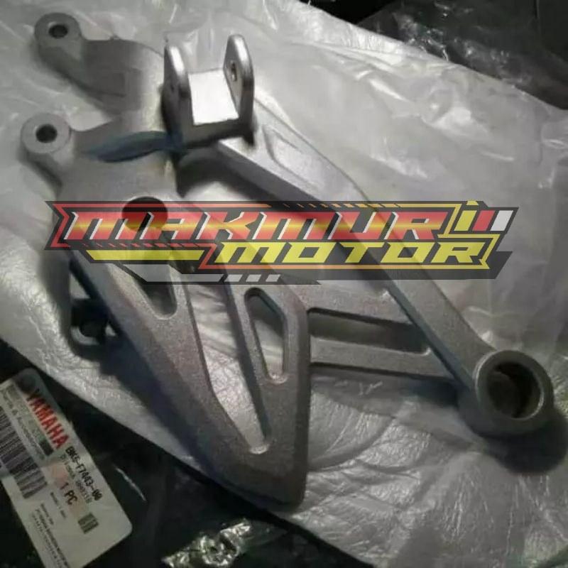 DUDUKAN FOOTSTEP DEPAN KANAN R15 VVA V3 ORIGINAL YAMAHA