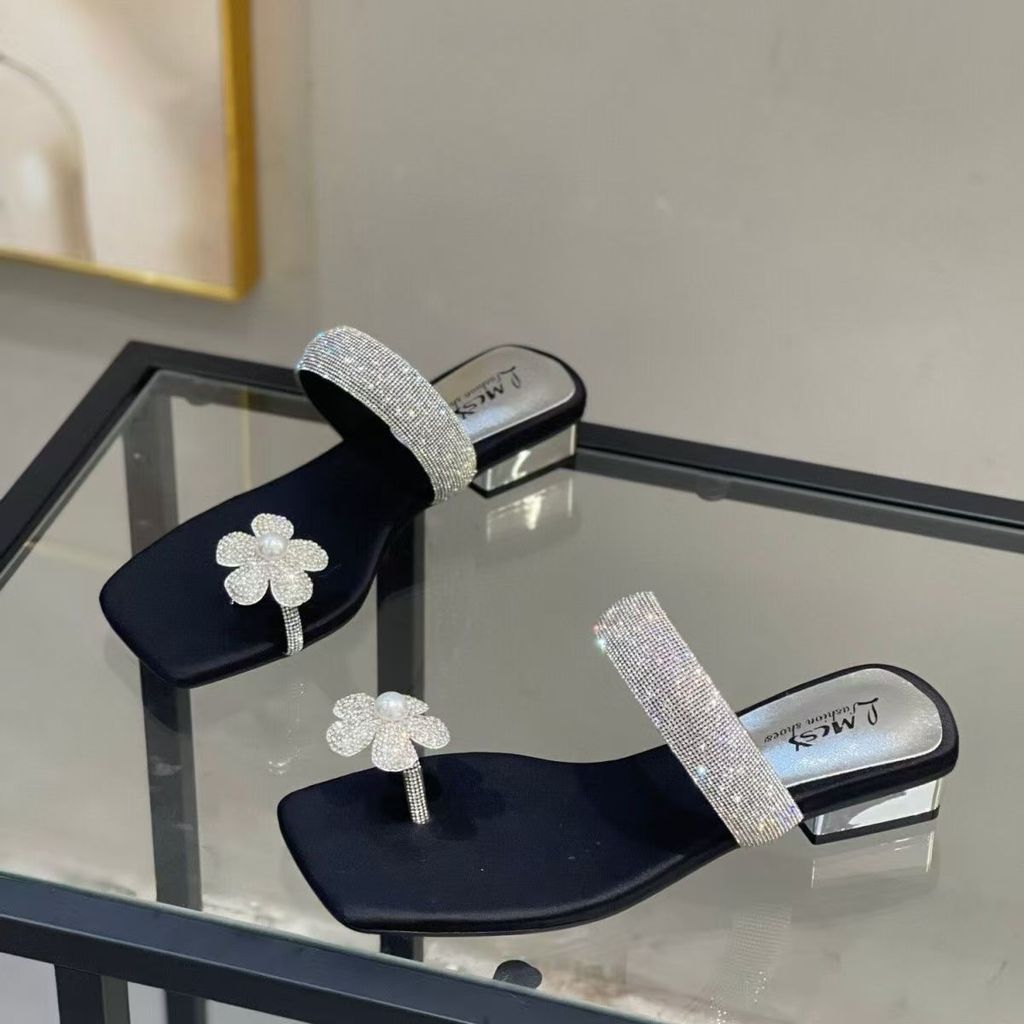Sandal datar bermotif bunga dengan hiasan berlian untuk wanita, sandal berujung persegi yang serbagu