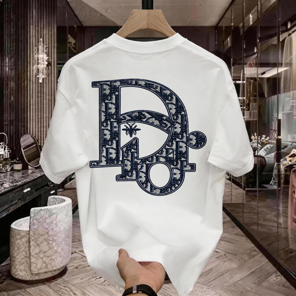 Dior Monogram Patch D Logo Kaos Polos Katun Premium Tebal 210GSM Size Lengkap Loose Fit Nyaman Modis