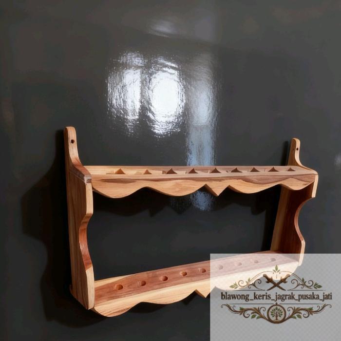 jagrak keris model dinding nempel panjang 60 tinggi 24 cm isi 7 keris