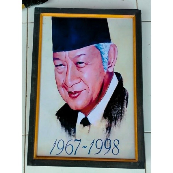 hiasan dinding poster Soeharto plus Bingkai ukuran 53×35