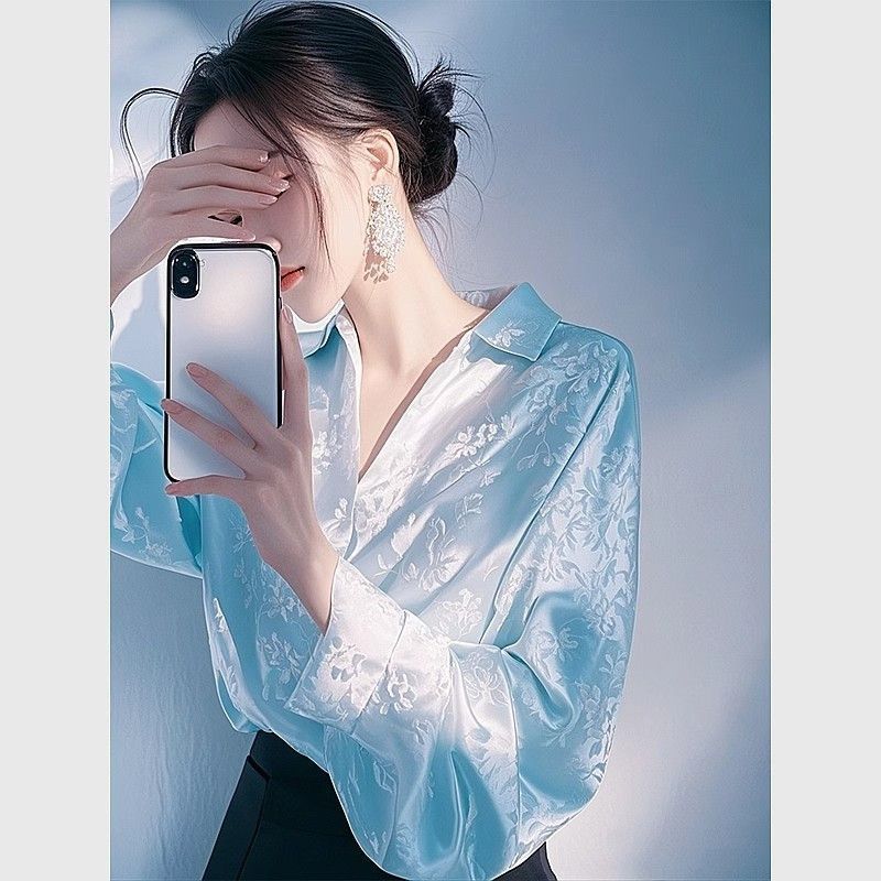 Kemeja jacquard satin biru muda wanita. Kemeja lengan panjang  Kemeja lengan panjang yang indah.