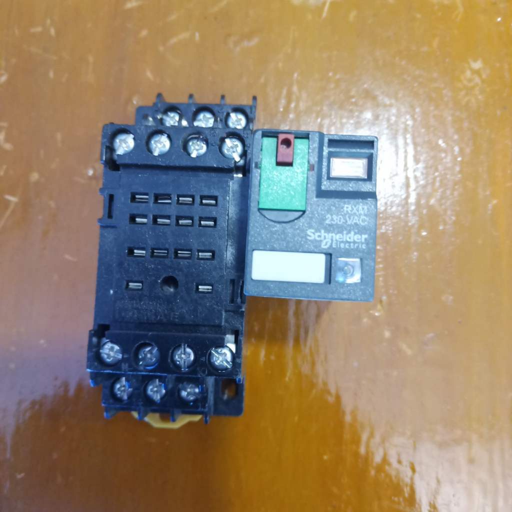 Schneider Electric Relay RXM4AB2P7 230vac plus socket