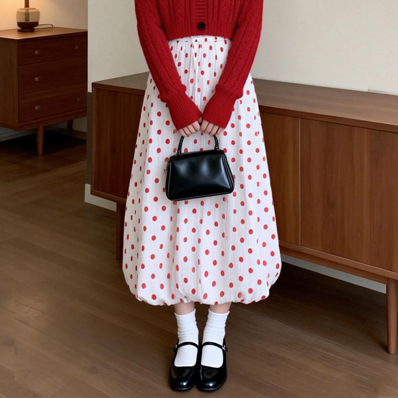 Rok longgar berbahan bubble dengan motif polkadot merah untuk wanita. a Rok panjang