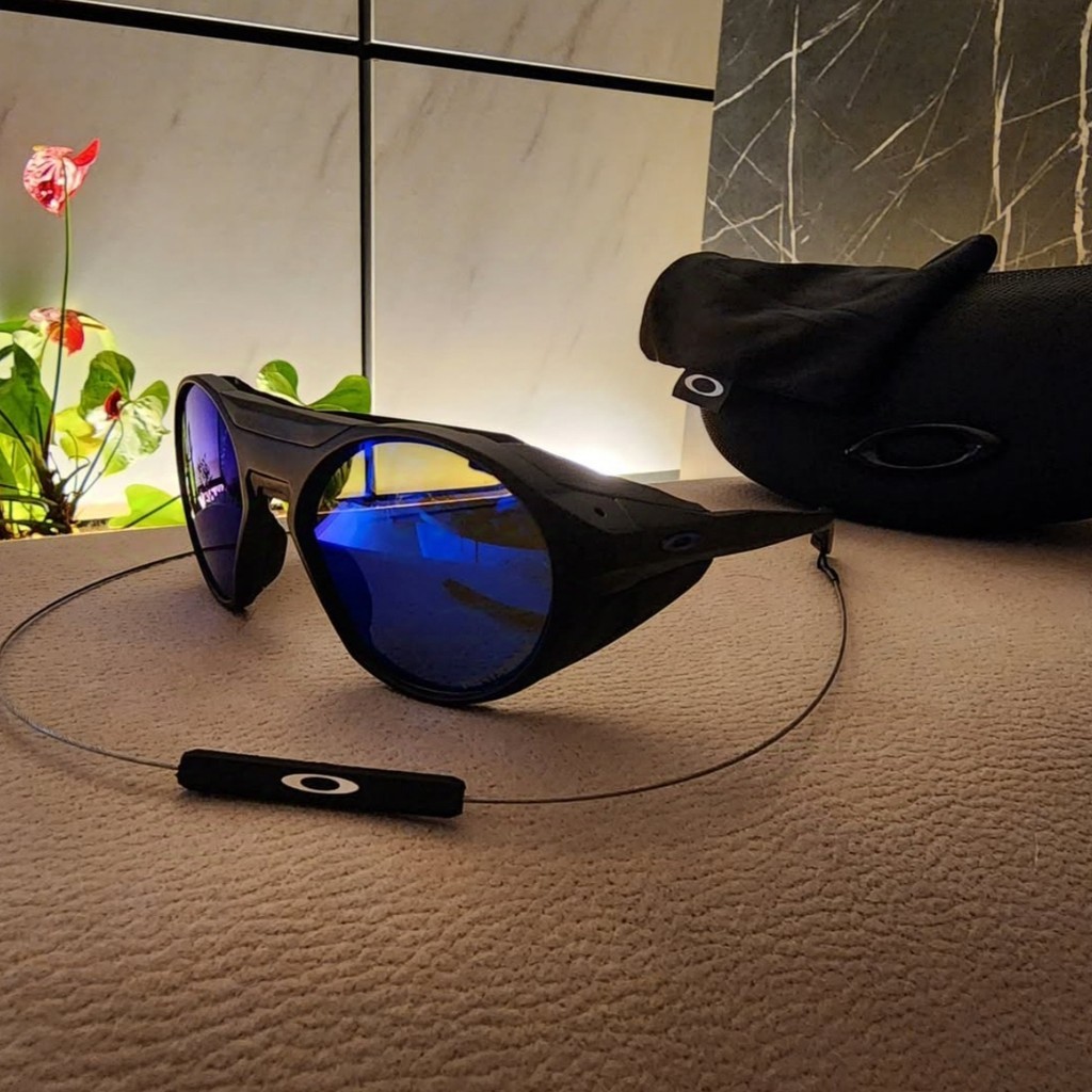 STYLE'S DESAIN SPORTY OAKLEY CLIFDEN KACAMATA SPORT LENSA POLARIZED FRAME CARBON GAYA FASHION OLAHRA