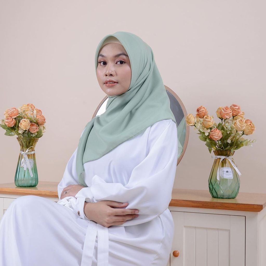 Hijab Segiempat Paris Premium Almahira Polycotton Premium/Hijab Segiempat Paris Premium Almahira Ade