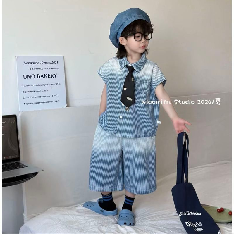Denim Bergaris Rompi Lembut Keren Dipadukan untuk Anak Laki-Laki Set Cesping Putih