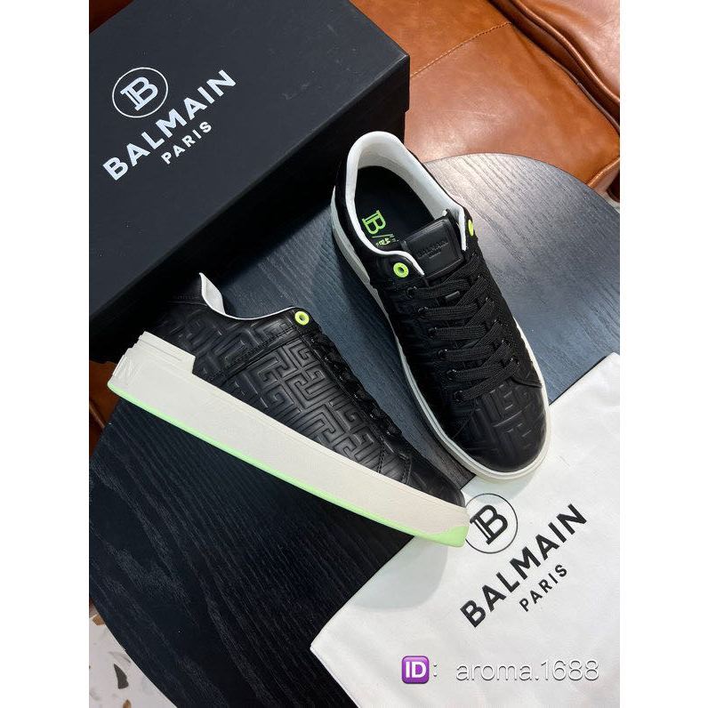 Balmain B-Court surat menggambar sepatu dan sepatu olahraga