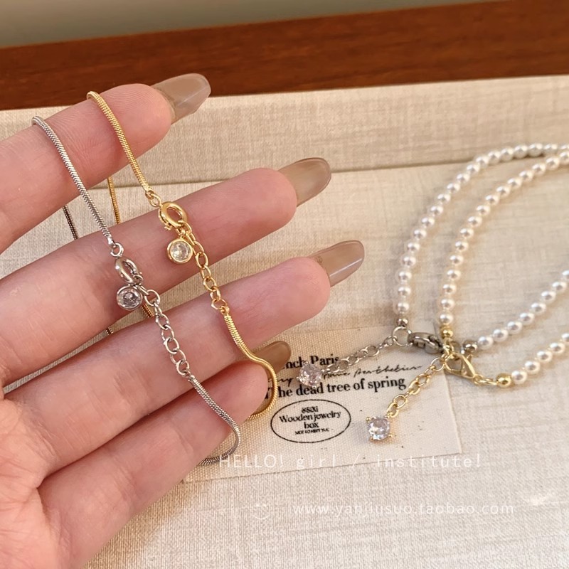 Gelang Mewah Rantai Emas-Putih, Liontin CZ & Mutiara, Tampilan Melilit yang Anggun
