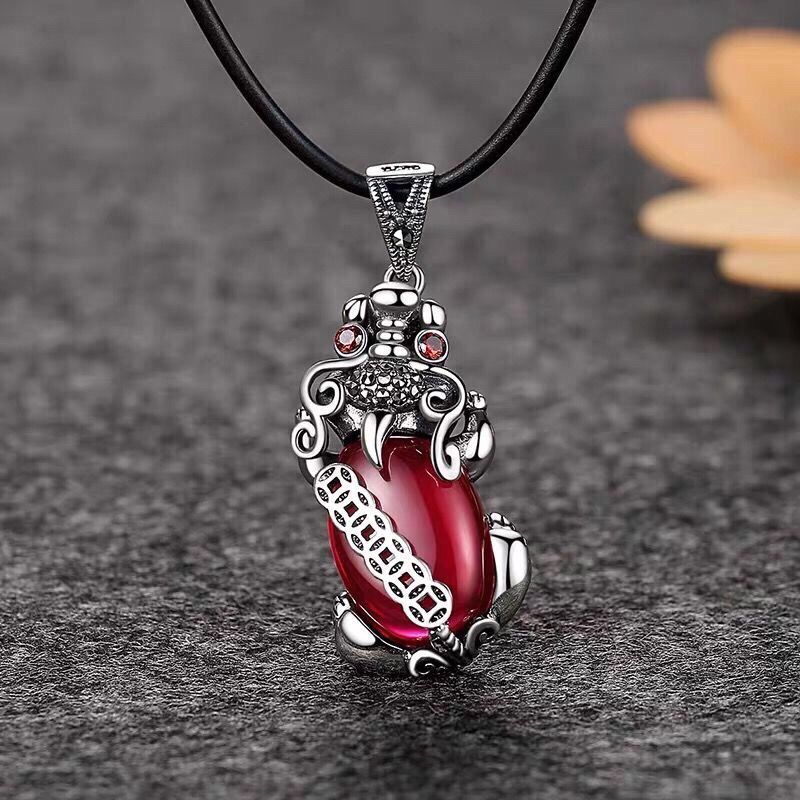 Liontin Pixiu garnet merah, kalung unik, liontin kokoh dan berani.