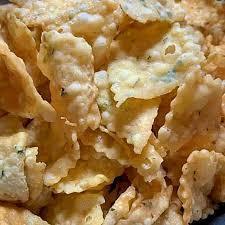 Keripik Pangsit Bawang 1kg Keripik Pangsit Goreng Seledri  Asin Gurih Renyah Kripik Pangsit Seledri