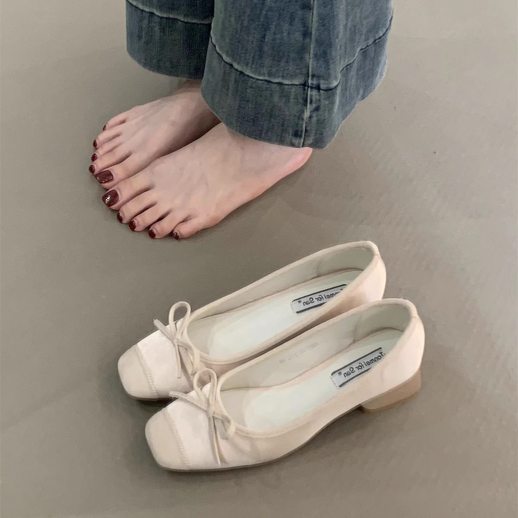 Sepatu Loafer Hitam Wanita dengan Hak Tipis