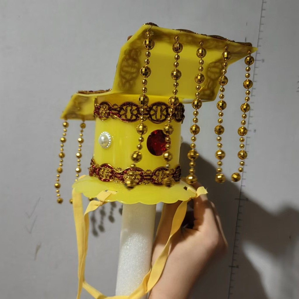 Topi kerajaan bergaya kuno dengan rumbai emas, topi resmi, mahkota, properti pertunjukan.