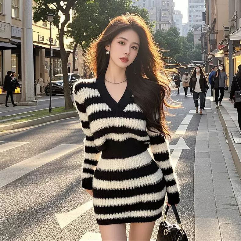 Gaun lengan panjang bergaris hitam dan putih, rok sweater pas badan