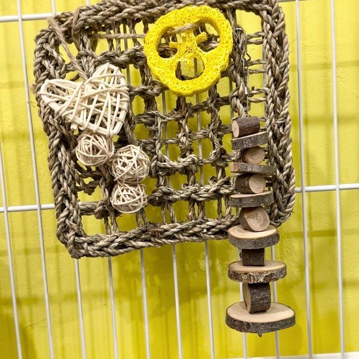 MAINAN KELINCI ONEL HAY MESH SQUARE 002/rabbit toys/rabbit chew toys