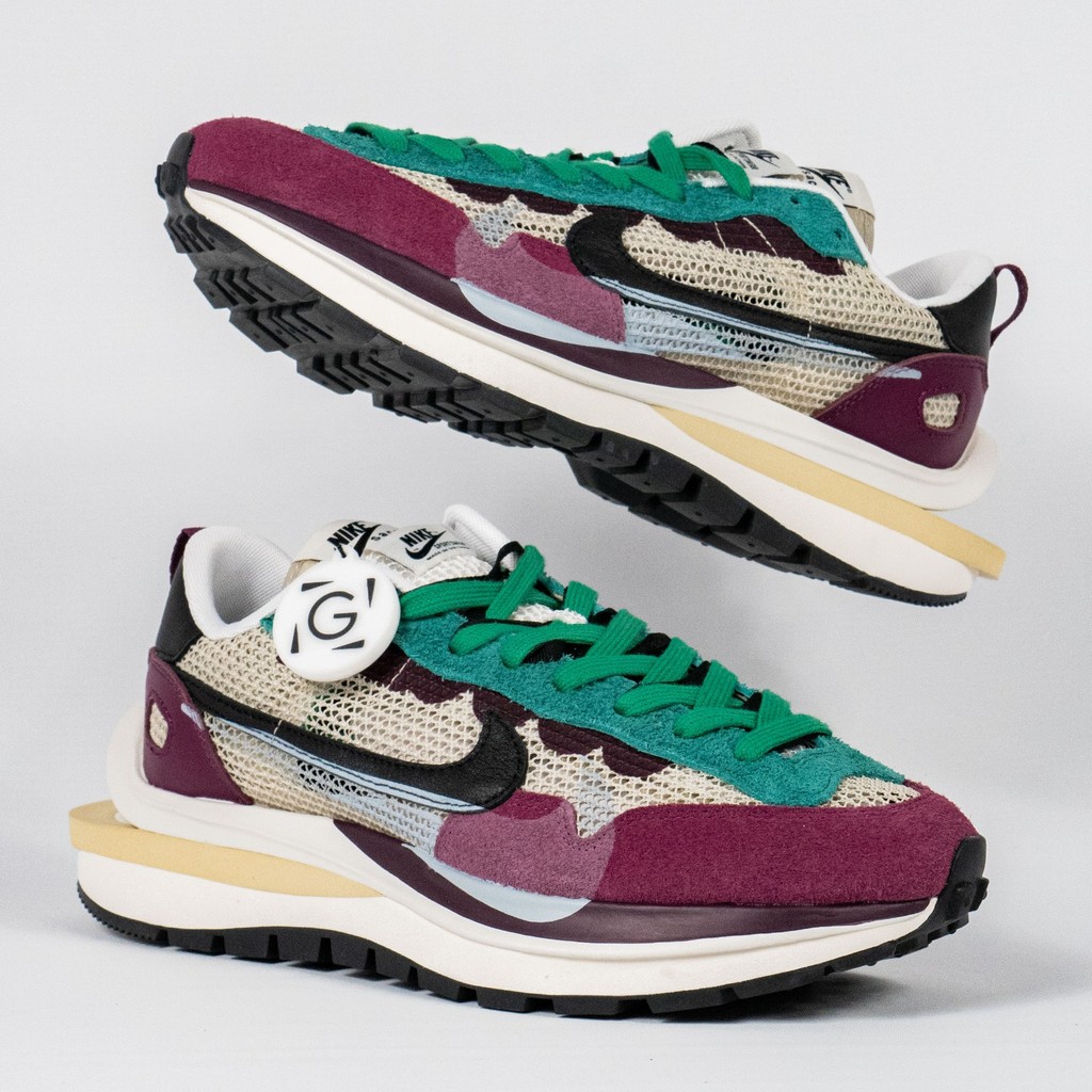 Sepatu Nike Sacai Vaporwaffle Villain Red Green Sepatu Casual Gym Olahraga Joging Pria Wanita