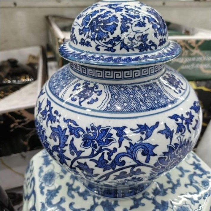 Guci Keramik Biru Putih Tutup Aladin