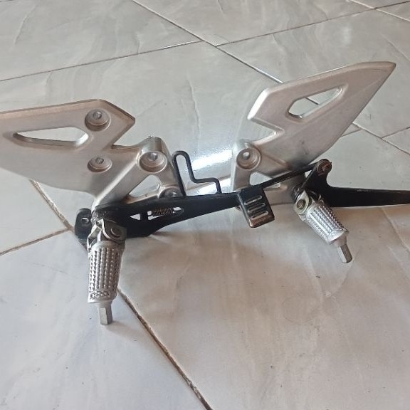 footstep depan pijakan kaki depan suzuki Gsx original