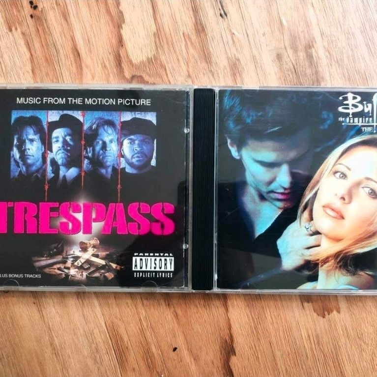 Paket 2 CD soundtrack: TRESPASS + BUFFY