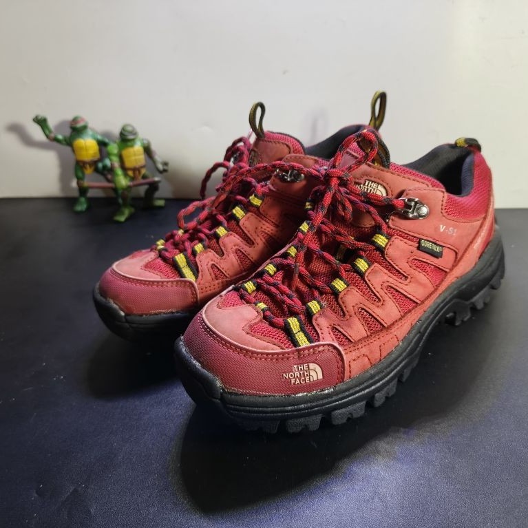 sepatu gunung tnf merah second size 38