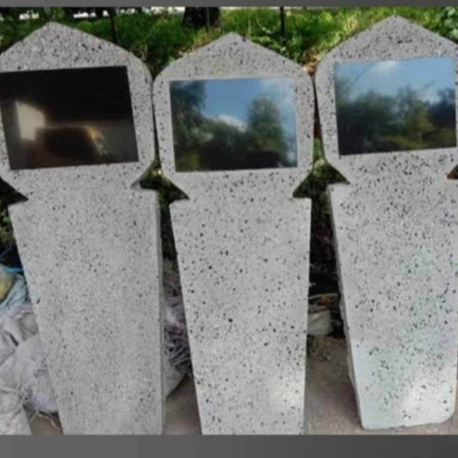 patok batu nisan tancap