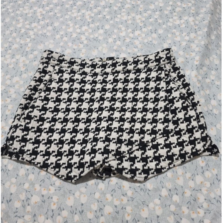 stradivarius skort houndstooth preloved