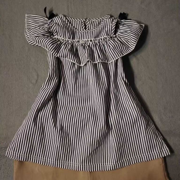 Atasan wanita Abercrombie & Fitch dengan motif garis-garis biru navy dan putih serta gaya bahu terbu
