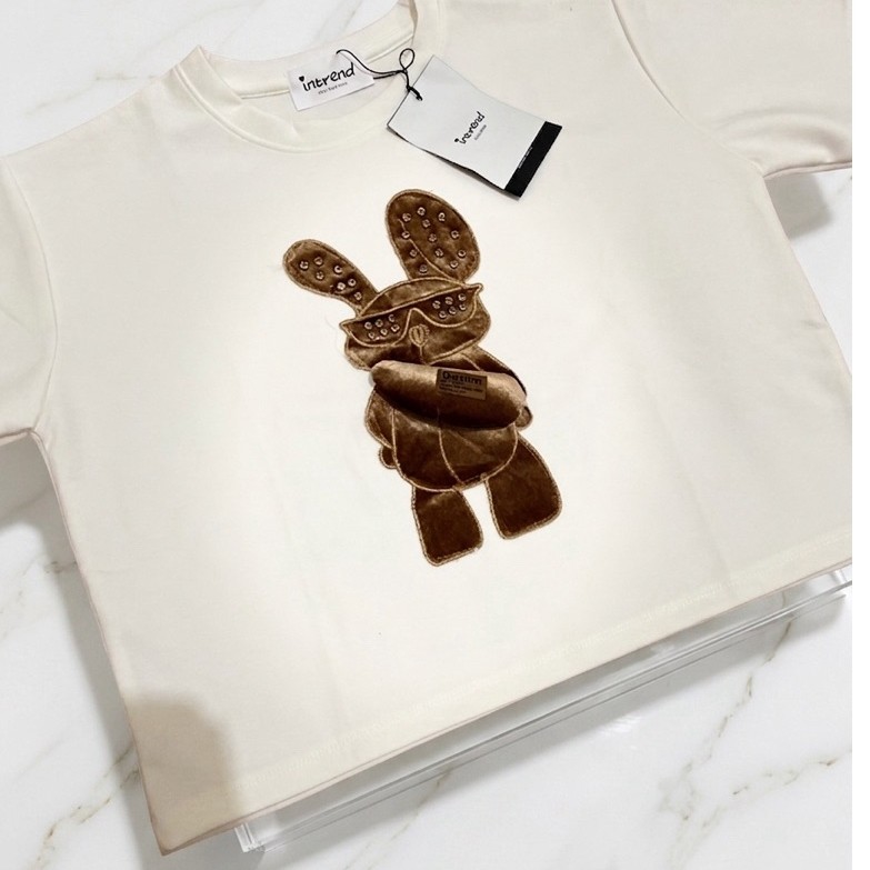 Intrend Bunny Velvet Patch Oversized Tee – White