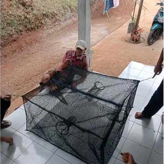 Perangkap Bubu Keramba Ikan 4 Lubang Pintu Masuk dengan Umpan