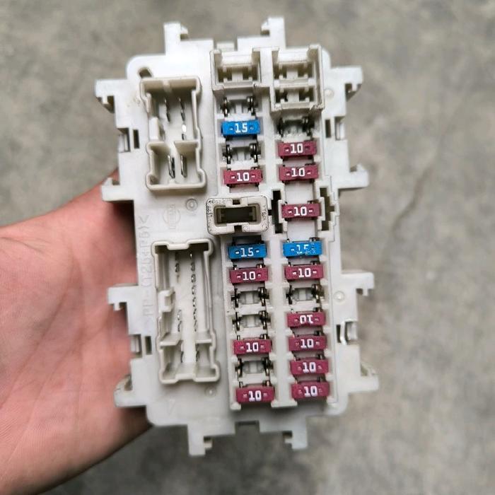 Fuse box sikring + relay dalam dashboard mobil Nissan Serena C26 HWS asli original copotan