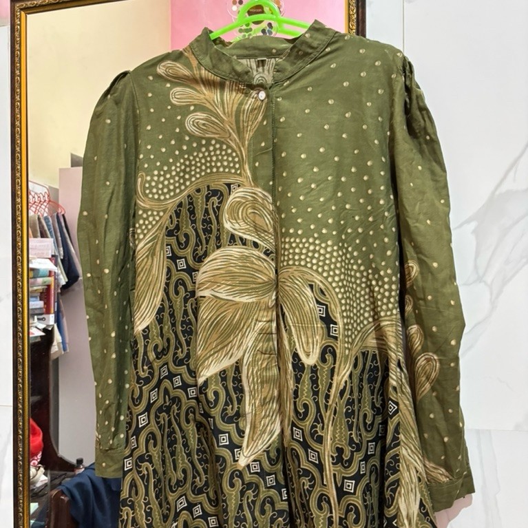 batik hijau daun modern wanita elegan