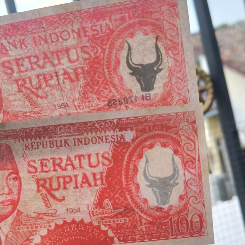 Uang souvenir 100 Sukarno melengkung 1954, WM kepala banteng, gambar belakang kerbau bajak sawah sou