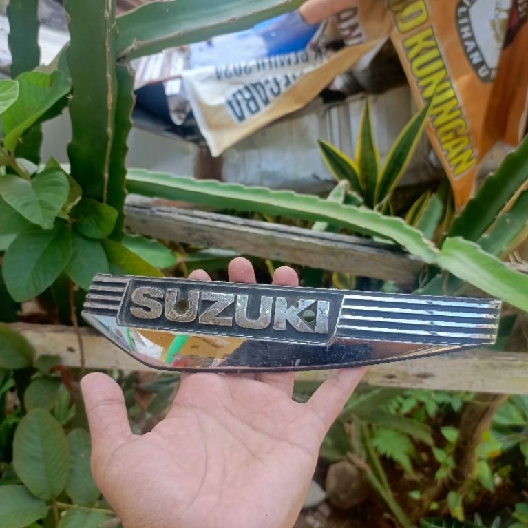 EMBLEM LOGO TANGKI SEBELAH KANAN SUZUKI RC 80 RC 100 ORIGINAL