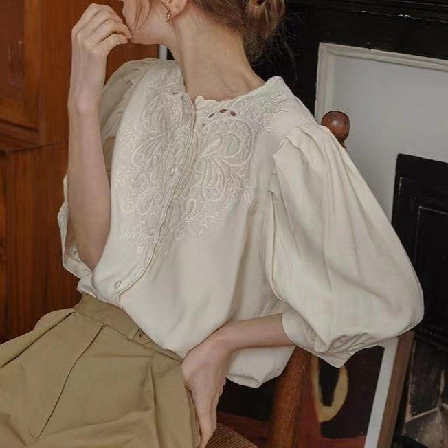 Atasan Bordir Vintage dengan Desain Unik, Kemeja Putih Berlubang untuk Wanita, Blus Lengan Lentera L