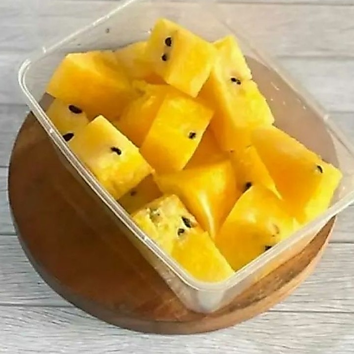 Buah semangka potong kuning fresh kemasan cup 500gr
