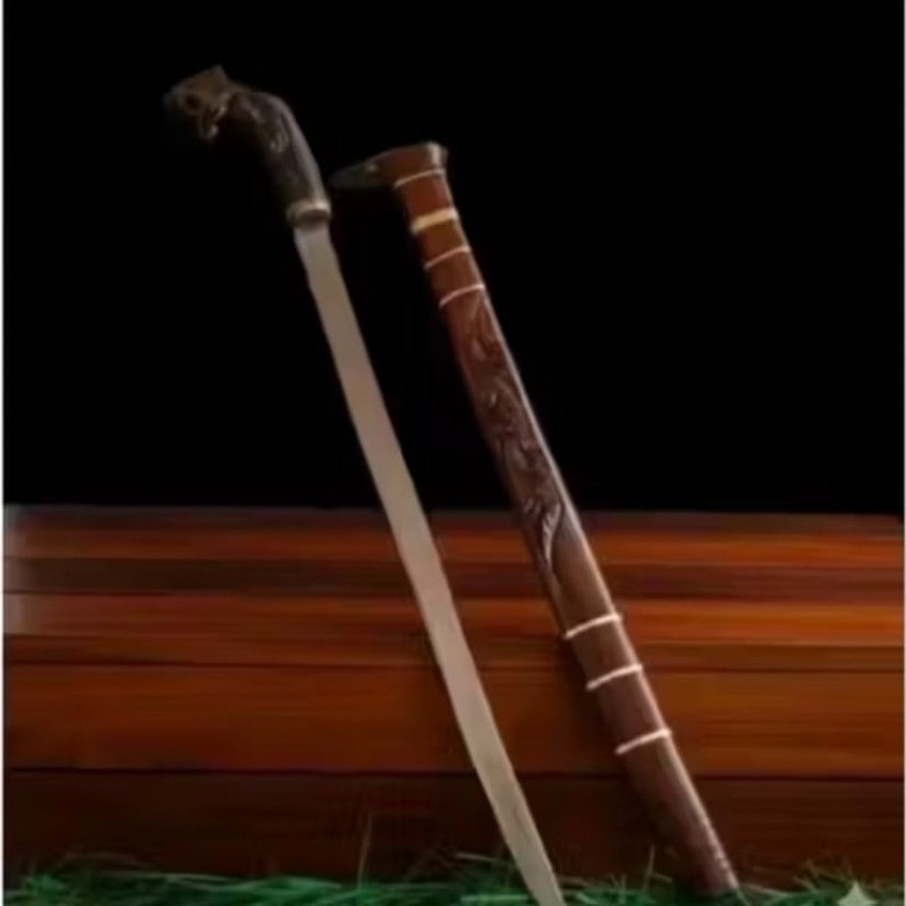 pusat_golok gobang macan baja tempa dengan gagang kayu ukir dan sarung motif
