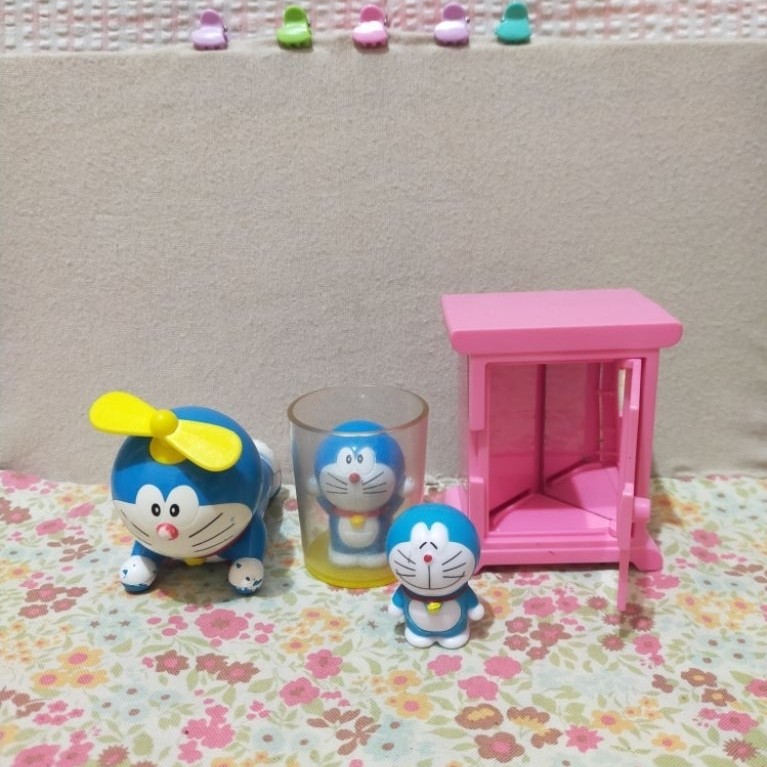 (Preloved) Figure Doraemon 1 Set dapat 4 pcs