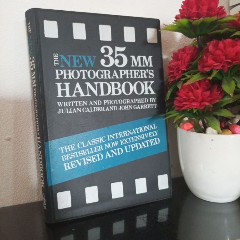 ORIGINAL BUKU IMPORT - THE NEW 35 MM PHOTOGRAPHER'S HANDBOOK by Julian Calder