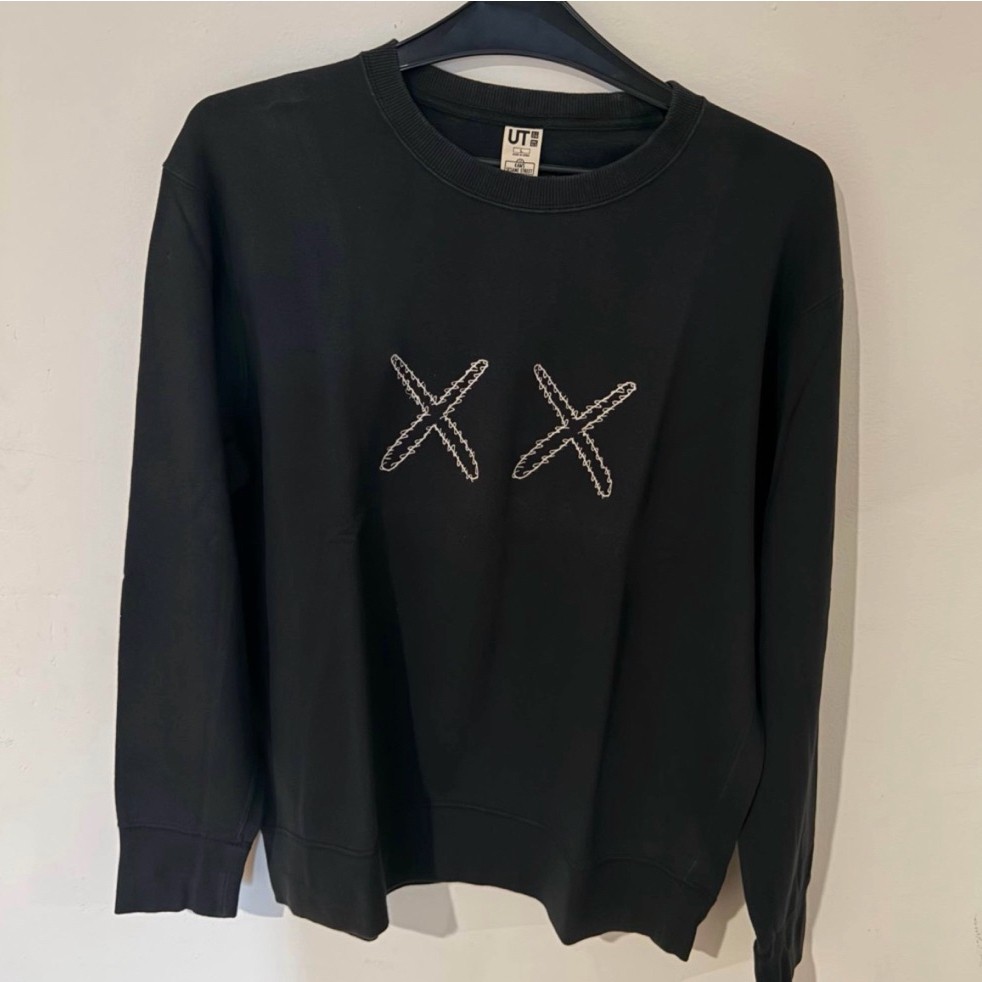 sweater uni x kaws