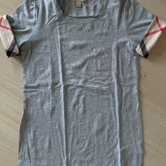 preloved 2 in 1 model t-shirt wanita BURBERRY size dan details di foto ini WOMAN kaos ORI original y