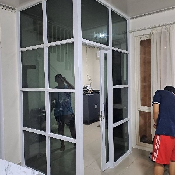 Partisi Aluminium dengan Pintu Sliding Model Letter L