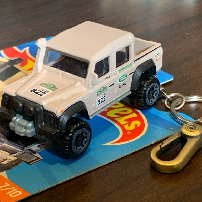 Gantungan Kunci Hot Wheels 15 Land Rover Defender Double Cab Cream - HW HOT TRUCKS - Ganci Hotwheels