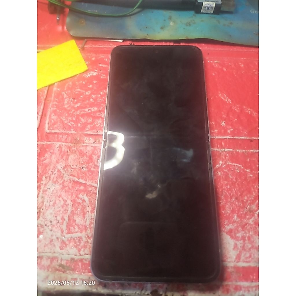 layar hp samsung z flip rusak