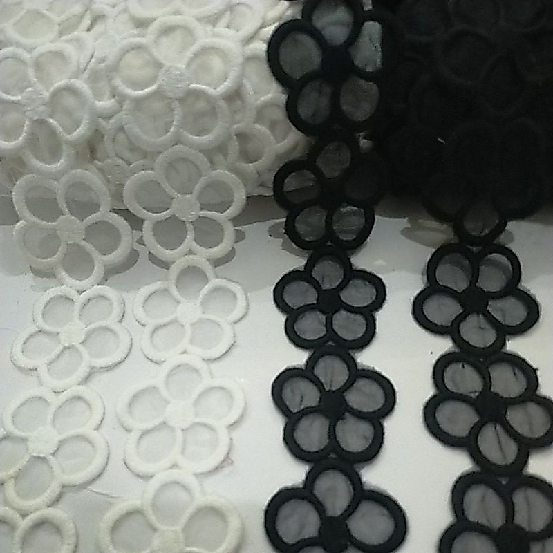 renda tile bordir lebar 5cm dua warna hitam dan putih tulang