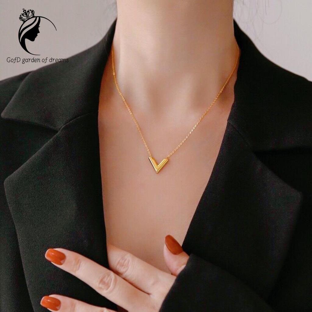 Dilapisi emas 18 karat Kalung Huruf V dari Titanium Tahan Warna dan Berkelas