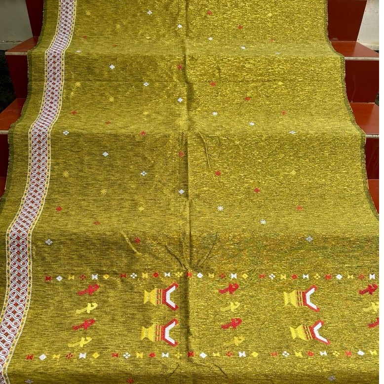 Kain tenun pabintik motif toraja dengan kombinasi benang emas 3m x 1,2m