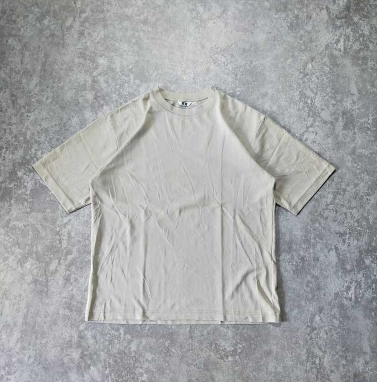KAOS UNIQLO AIRSM CREAM