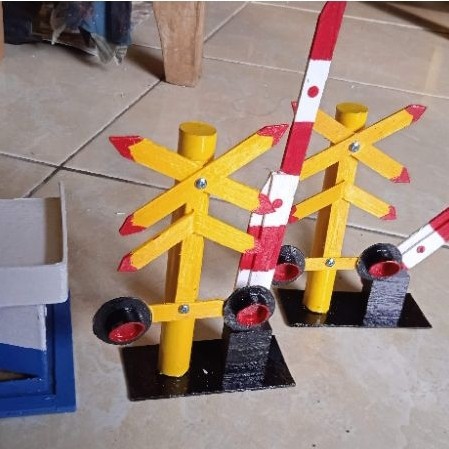 mainan miniatur kereta api indonesia pos jaga dan 2 palang pintu kereta api KAI